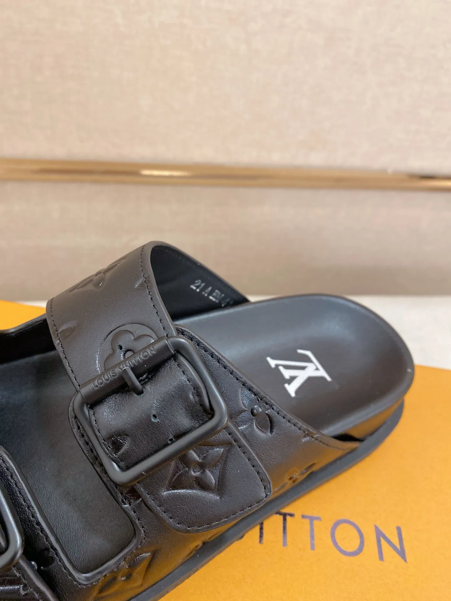 Factory price: 420💰Made by LV🔍Top purchasing agent. Men's spring and summer slippers are available at the same counter. The uppers are made of cowhide imported from Italy. High-quality craftsmanship, soles: original soles specially provided by the original factory, exclusive movable molded soles are super comfortable, original factory follow-up goods, 🔍🔍high quality, can be entered and exited the counter at will, welcome to compare, code number 38-44. Can be customized45
